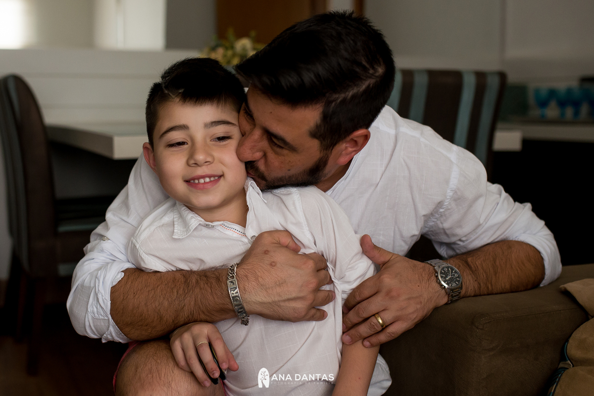 Pai dando um beijo no filho