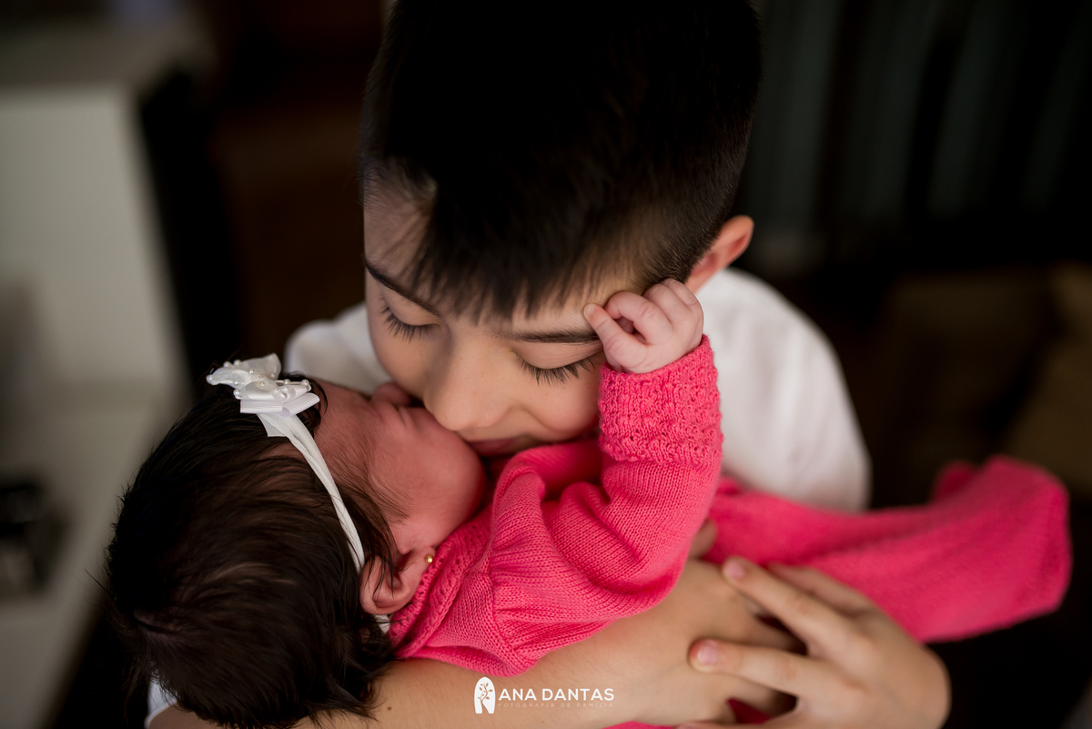 Irmão fazendo carinho na irmã bebê