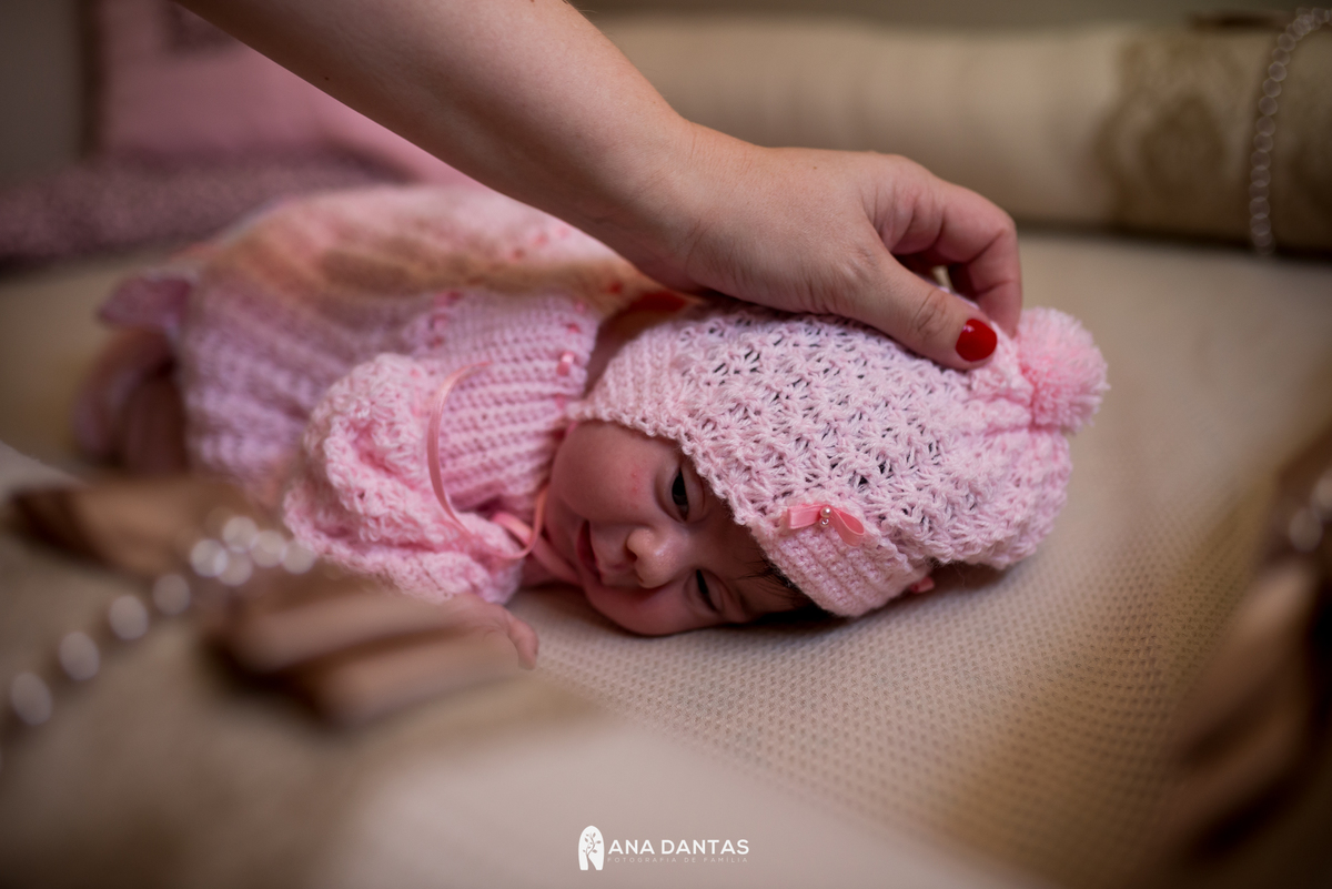 Mãe fazendo carinho na cabeça da filha 