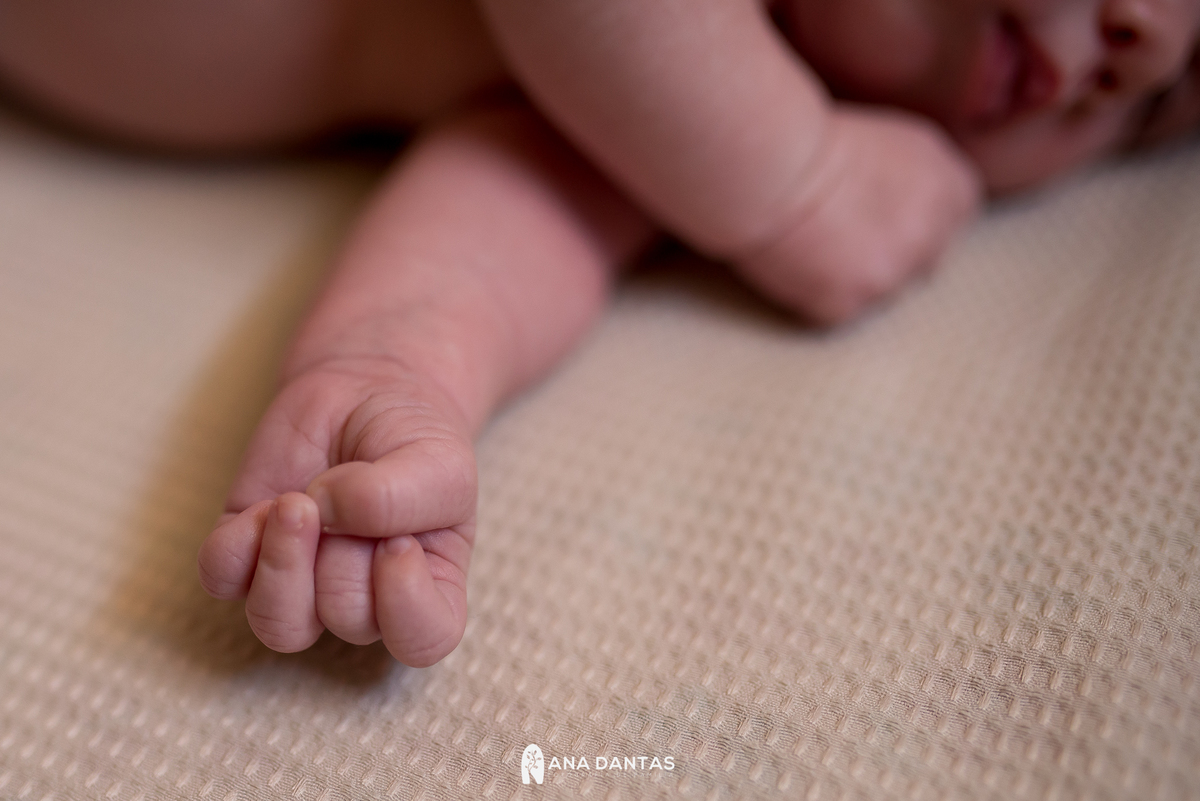 Mãozinha do bebê recém-nascido 