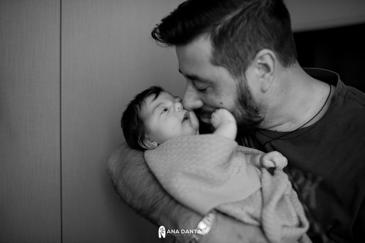 Pai com sua filha recém-nascida 