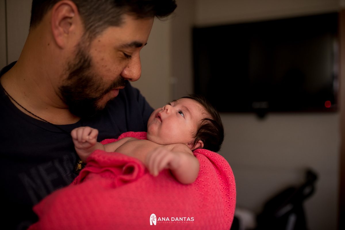 Bebêzinha olhando para o seu pai