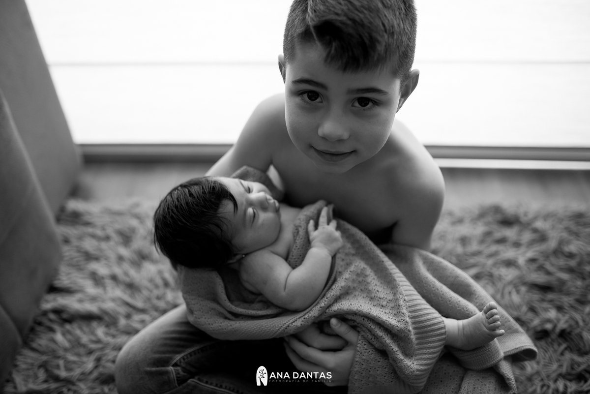 Irmão segurando sua irmãzinha