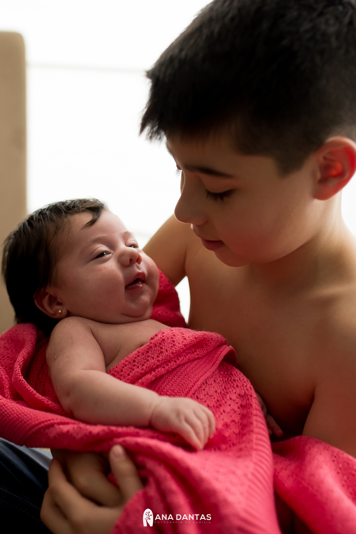 Bebê recém-nascido com seu irmão