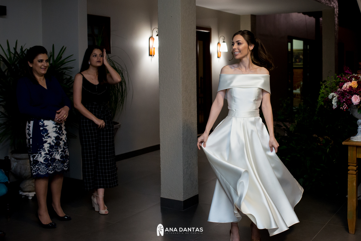 Noiva mostrando o vestido para as convidadas