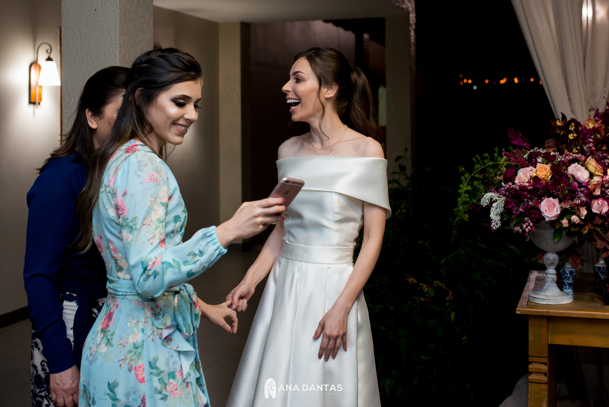 Noiva sorrindo com seus convidados