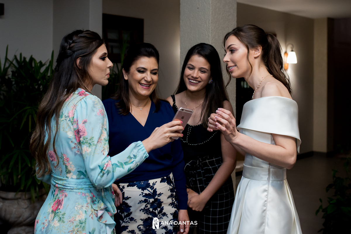 Noiva conversando com suas amigas