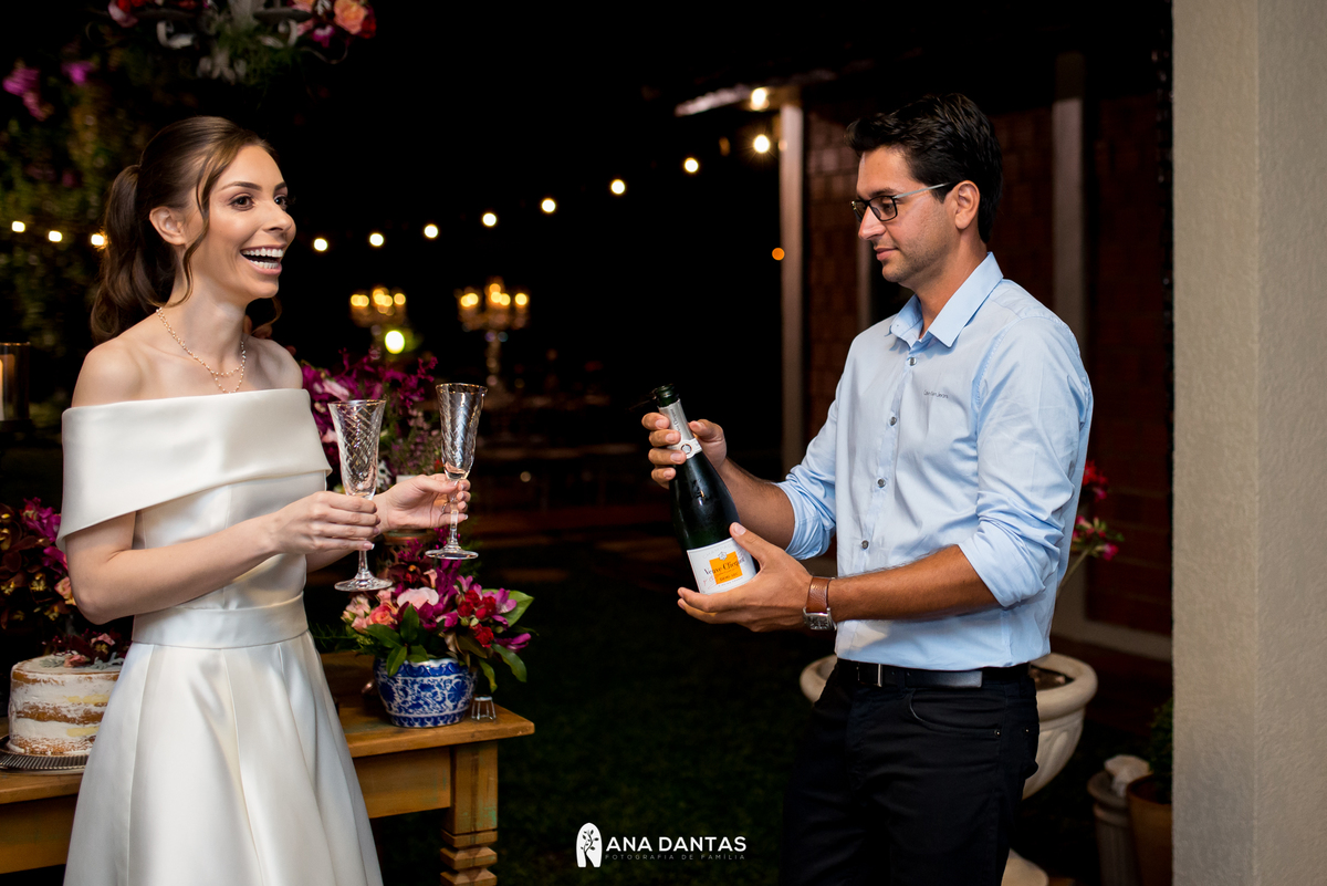 Casal estourando a champanhe