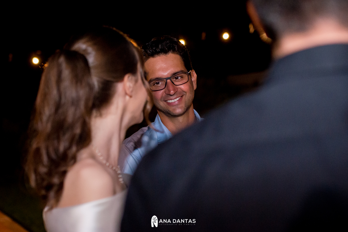 Noivo sorrindo para a mulher