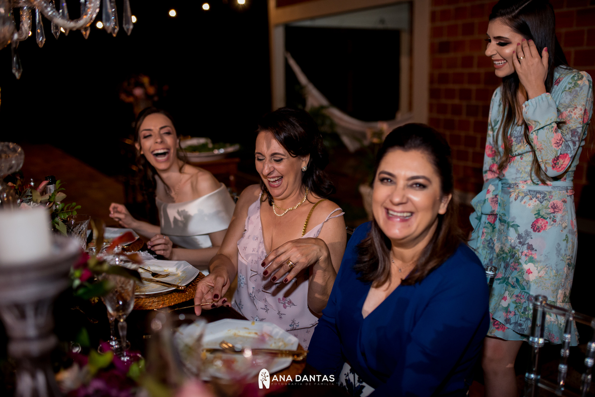 Jantar de noivado no quintal com muitos sorrisos