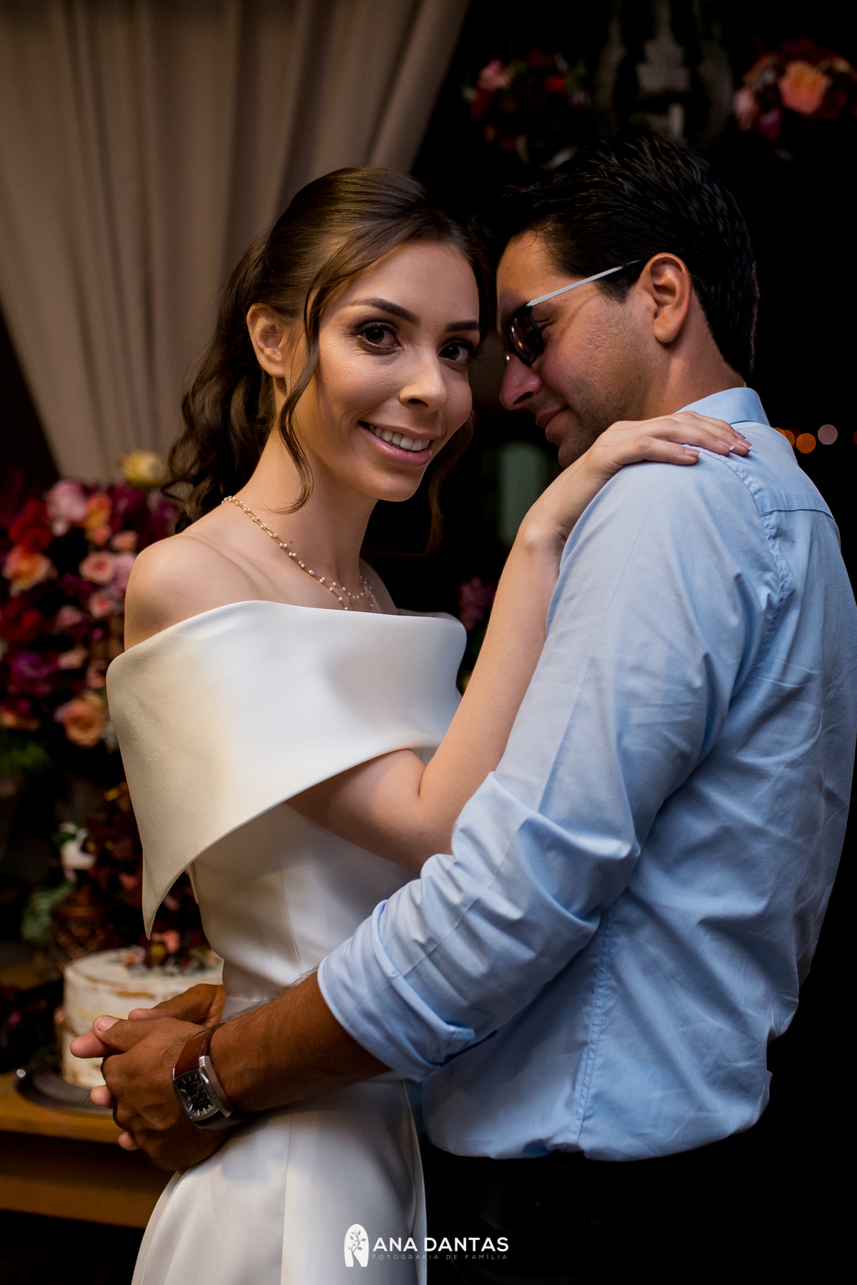 Casal sorrindo para a foto