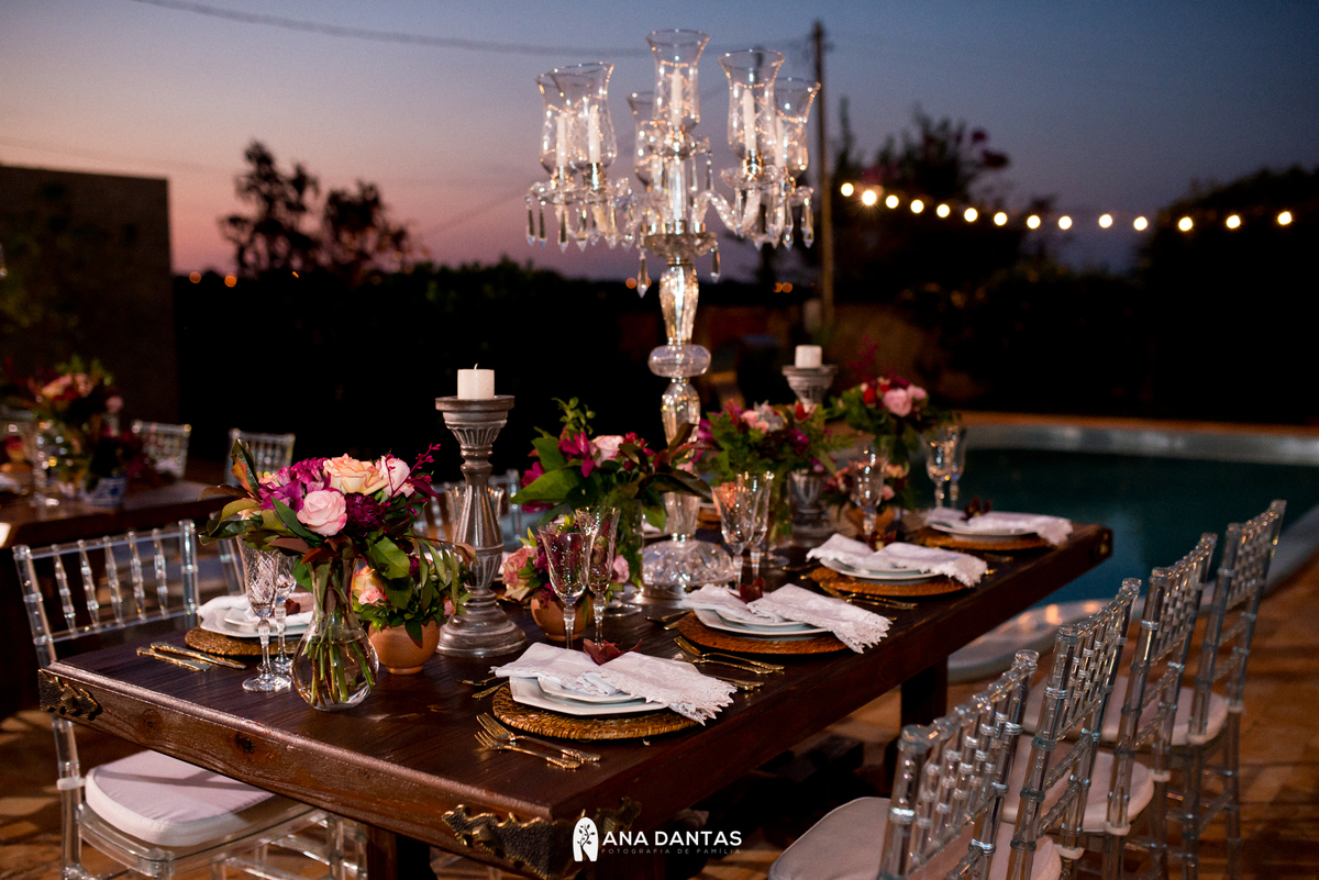 Decoração da mesa com flores e velas