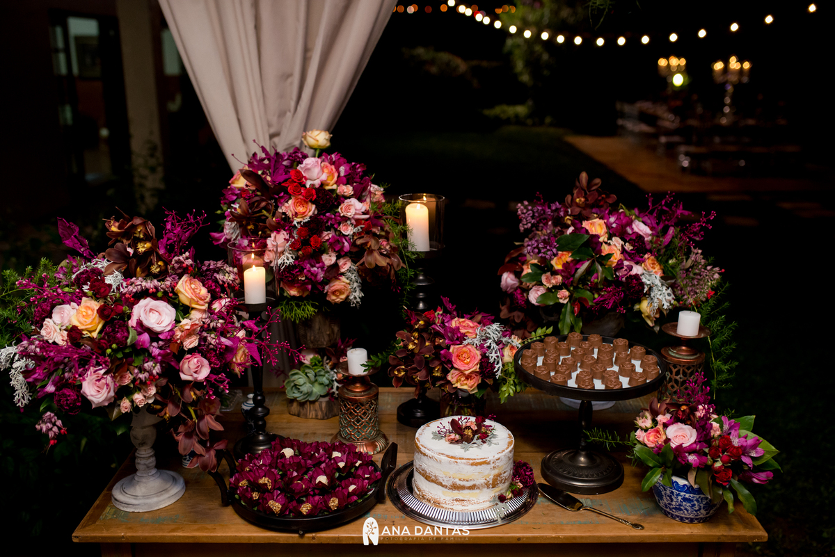 Decoração da mesa de doces cheia de flores