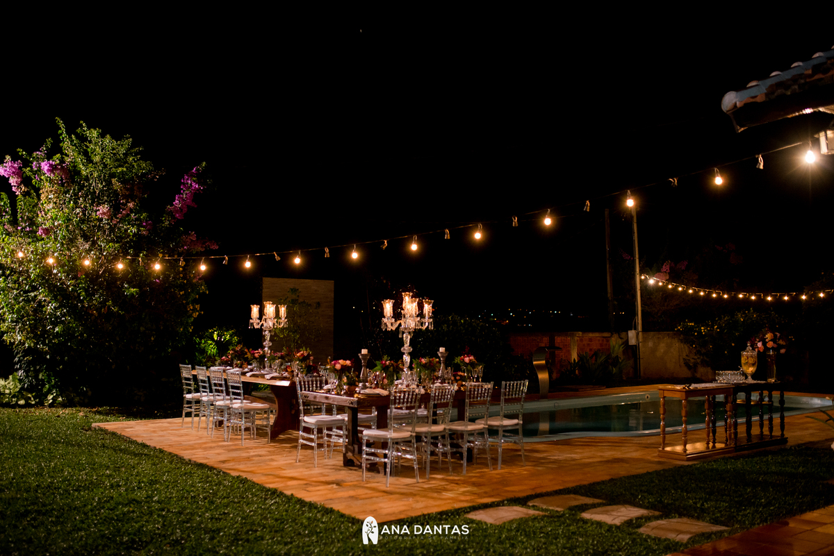 Decoração do noivado com luzes e piscina