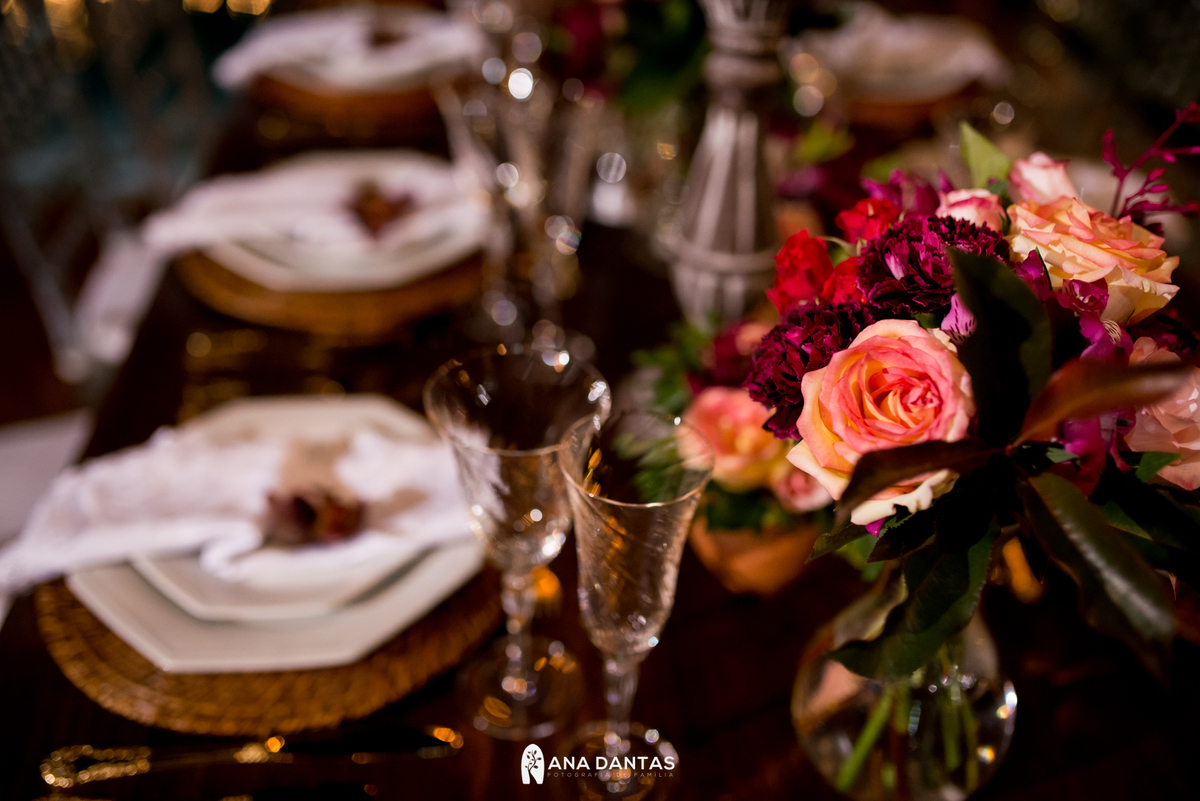 Mesa com decoração com detalhes