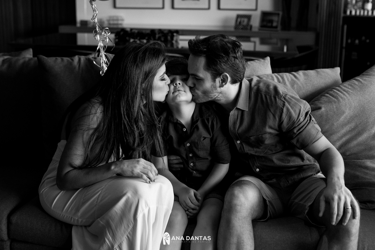 Beijo no pequeno dos pais 