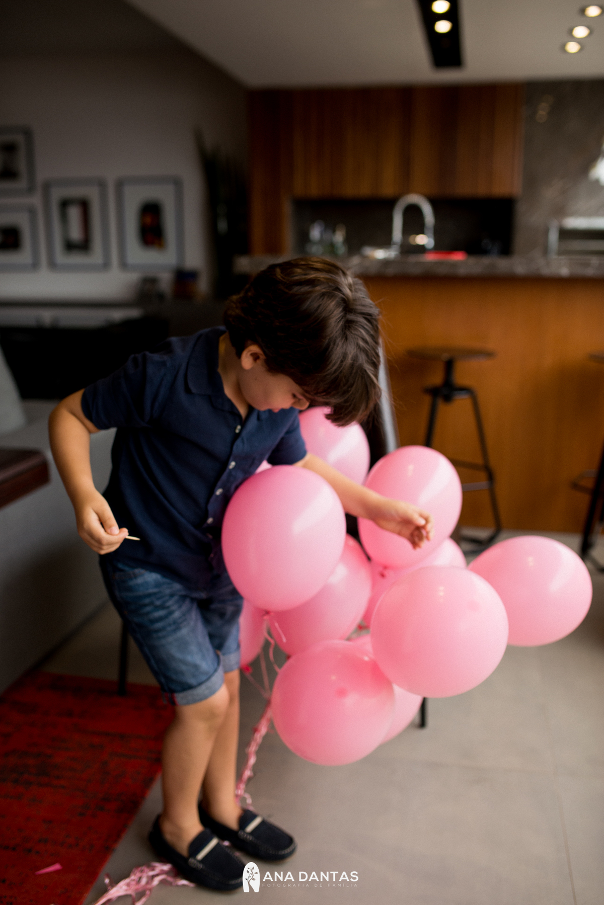 Criança estourando baloes 
