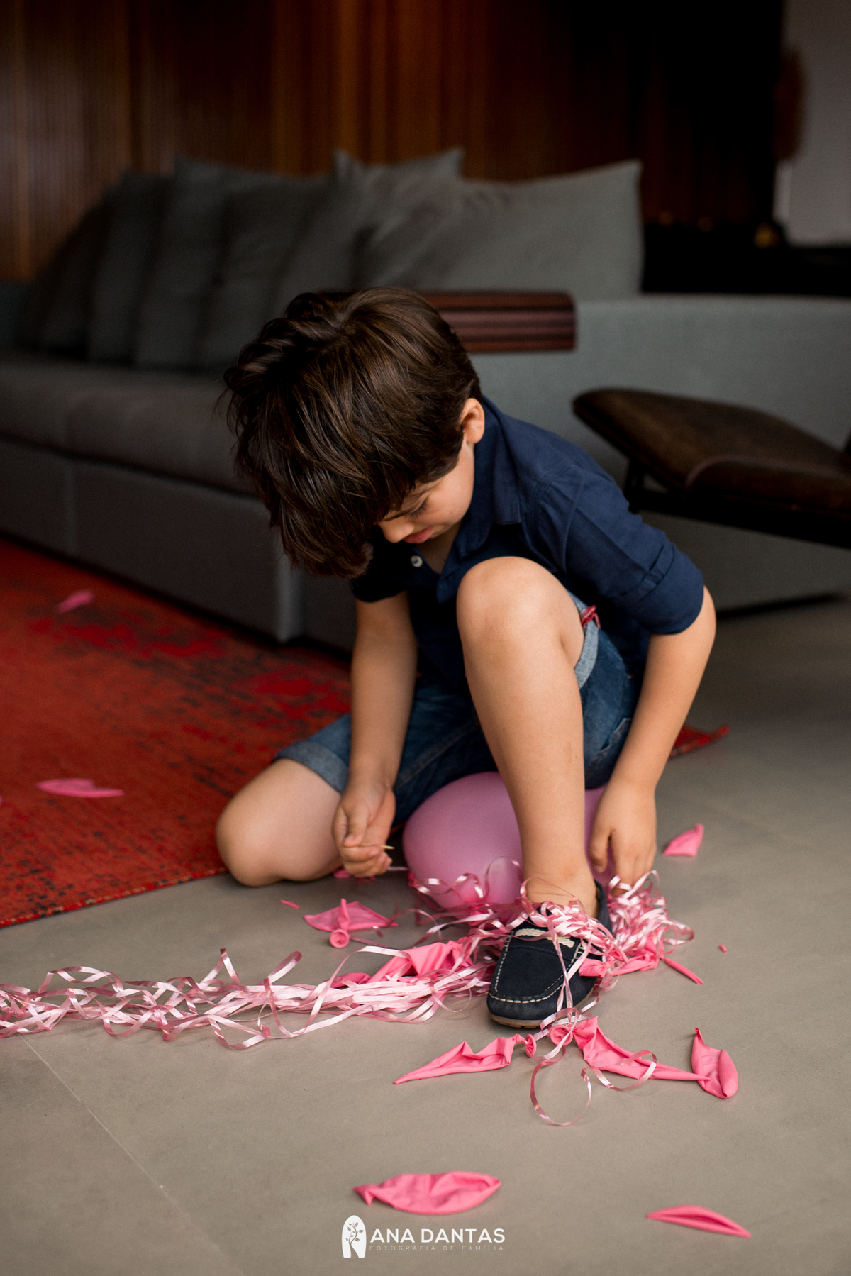 Menino estoura baloes 