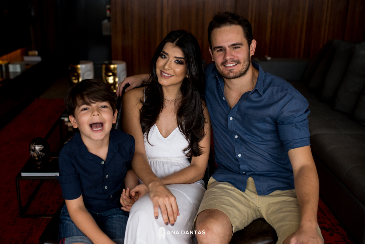 Familia completa e sorrindo 