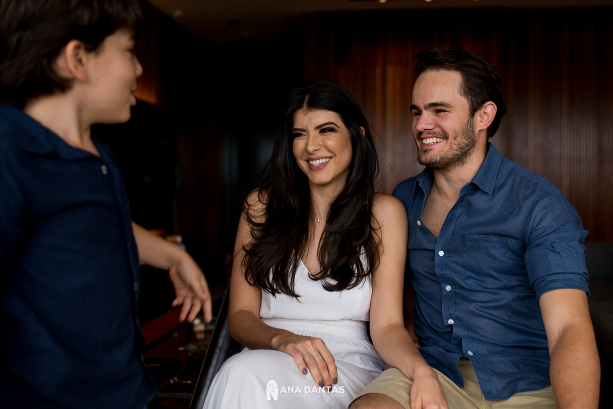 Sorriso dos pais para seu filho