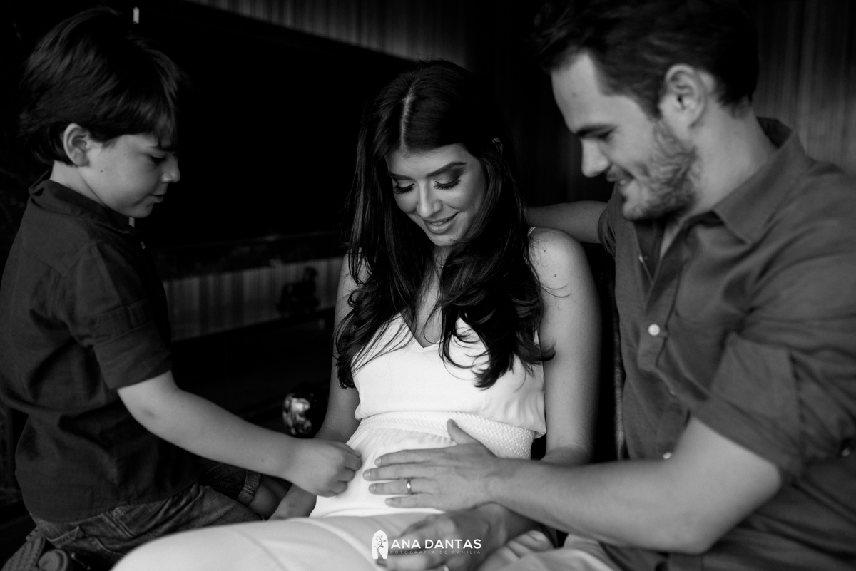 Familia completa e sorrindo 