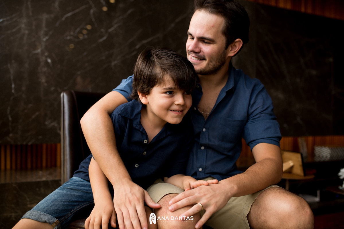 Abraço e troca de carinho entre pai e filho 