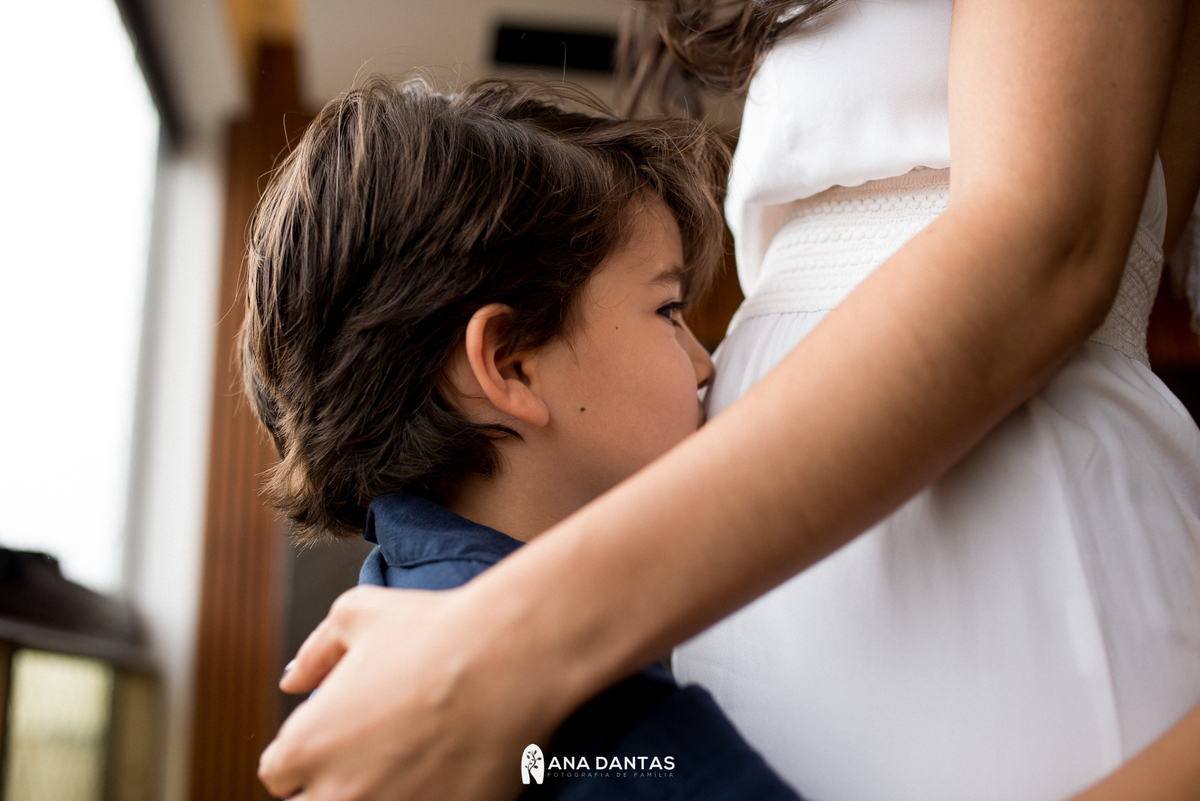 Irmão beija a irmazinha na barriga 