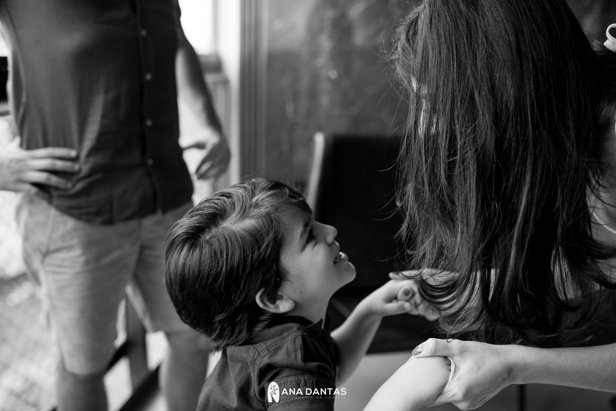 Menino pequeno com sua mãe 