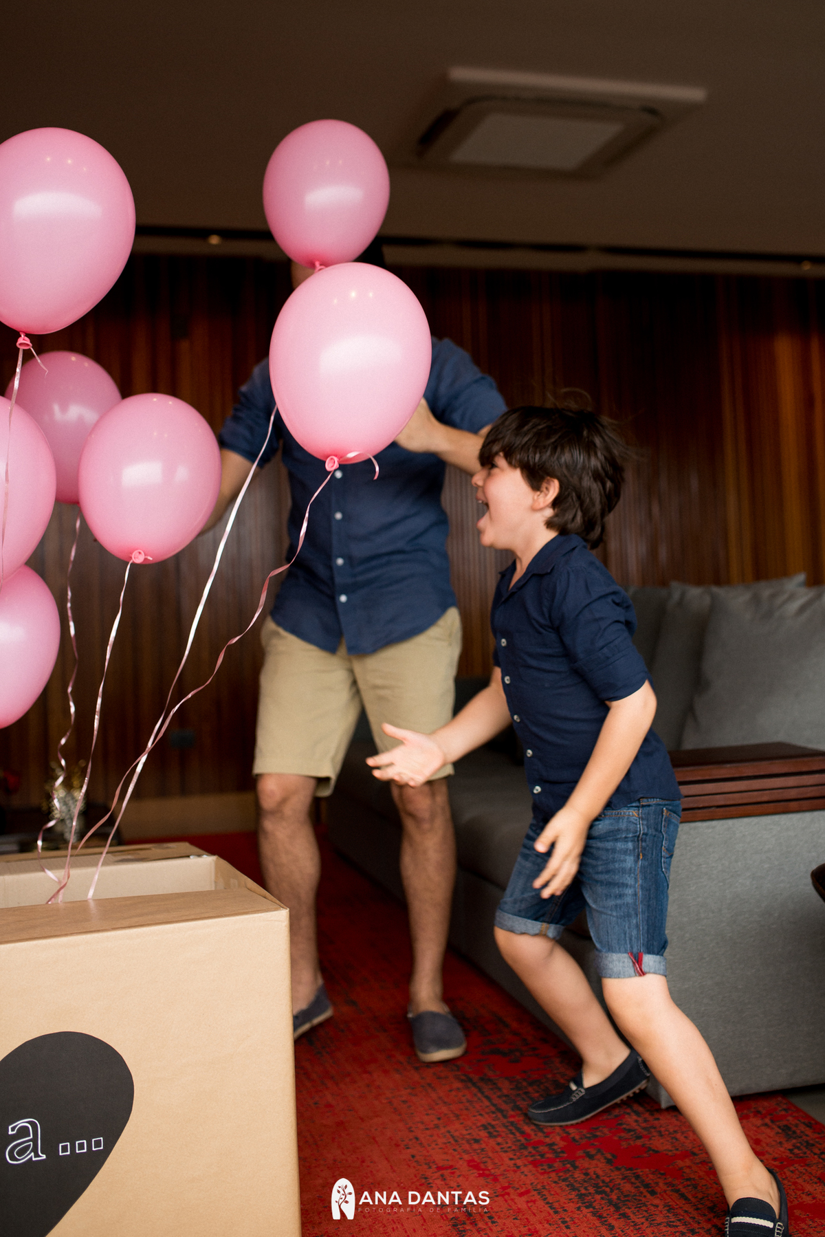 Irmão animado em ganhar uma irmã menina 