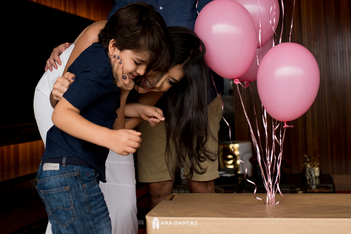 Emoção de mãe e filho em descobrir sua menina 