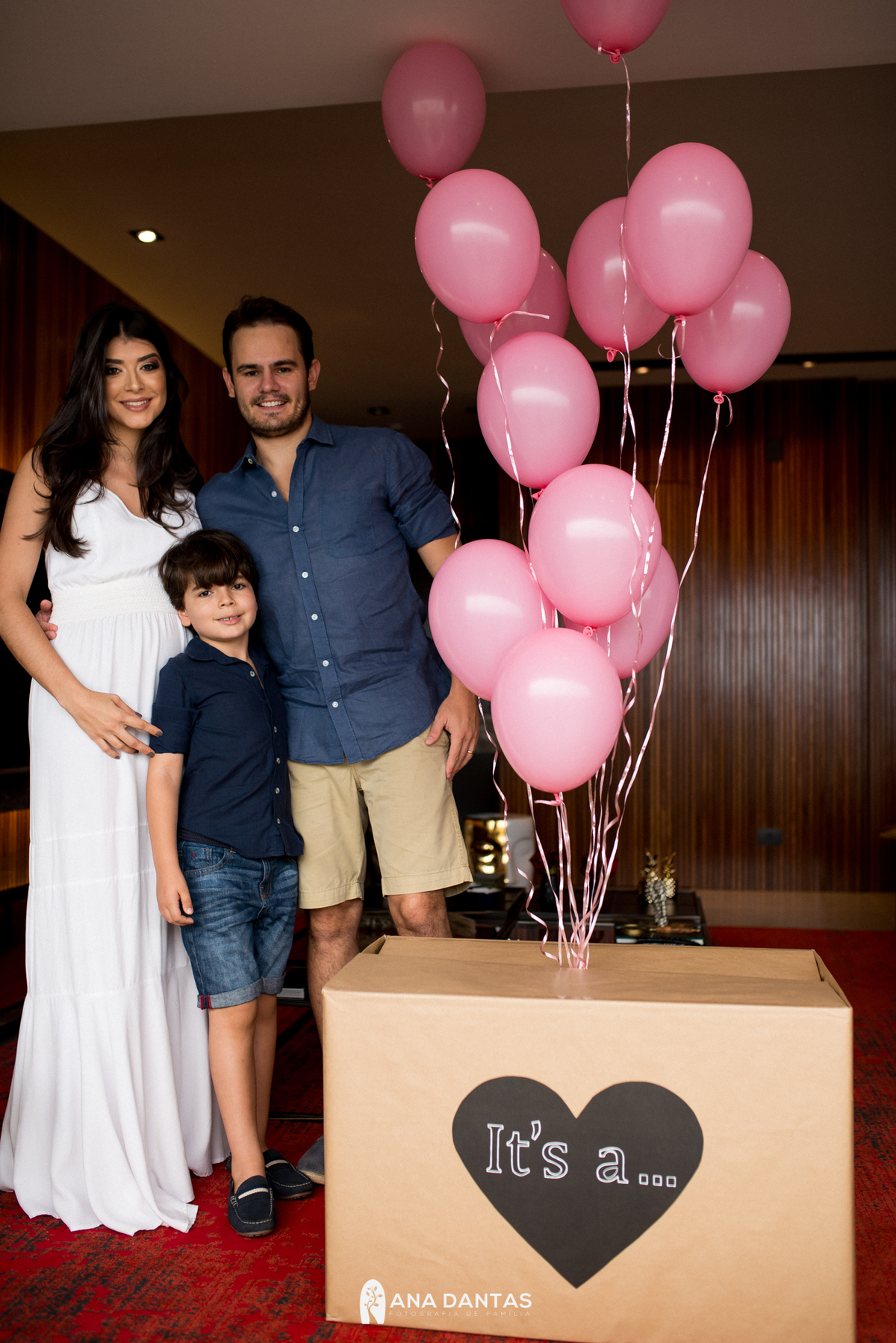 Familia feliz com a descoberta da pequena 