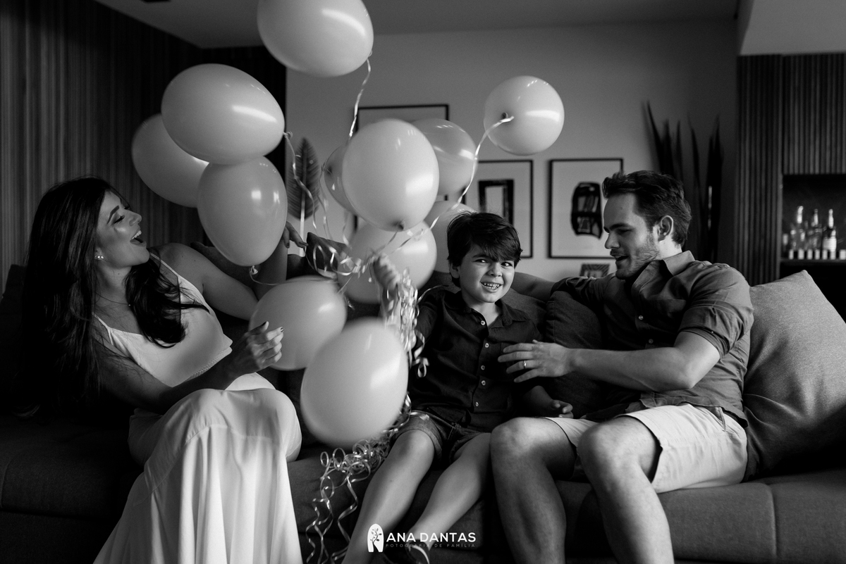 Felicidade dos pais e do irmão ao descobrir uma irmã 