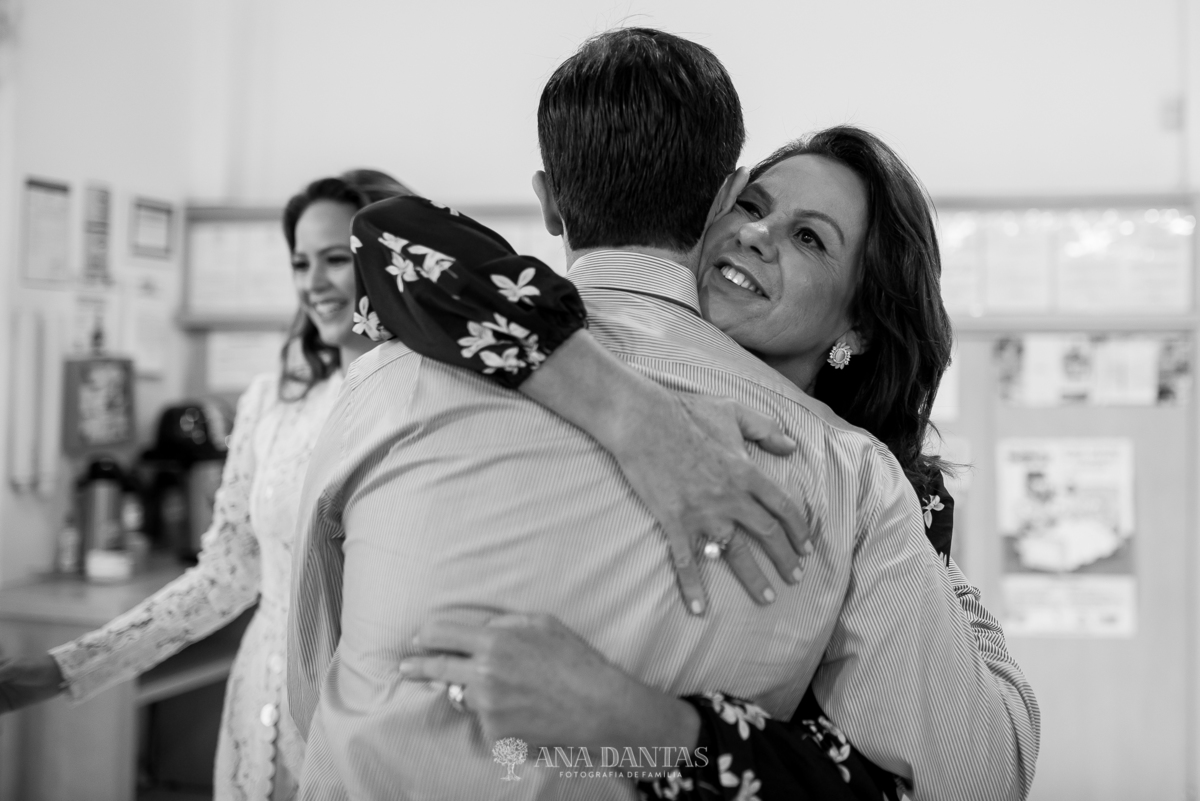 Abraço e carinho com o noivo 