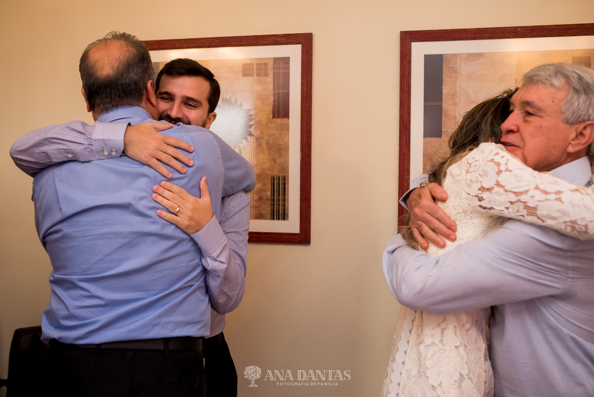 Abraço a familia emocionada 