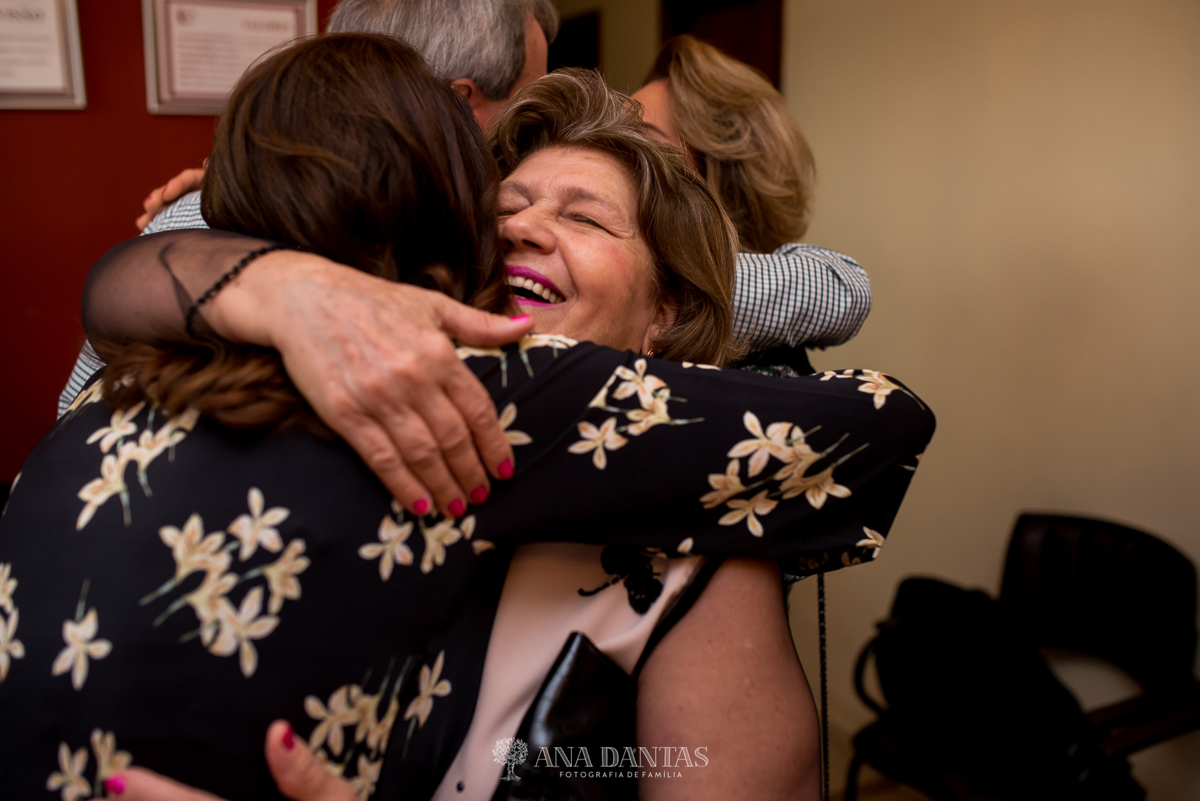 Sorriso com a familia emocionada 