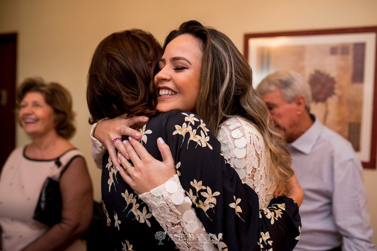 Noiva abraçando convidada 