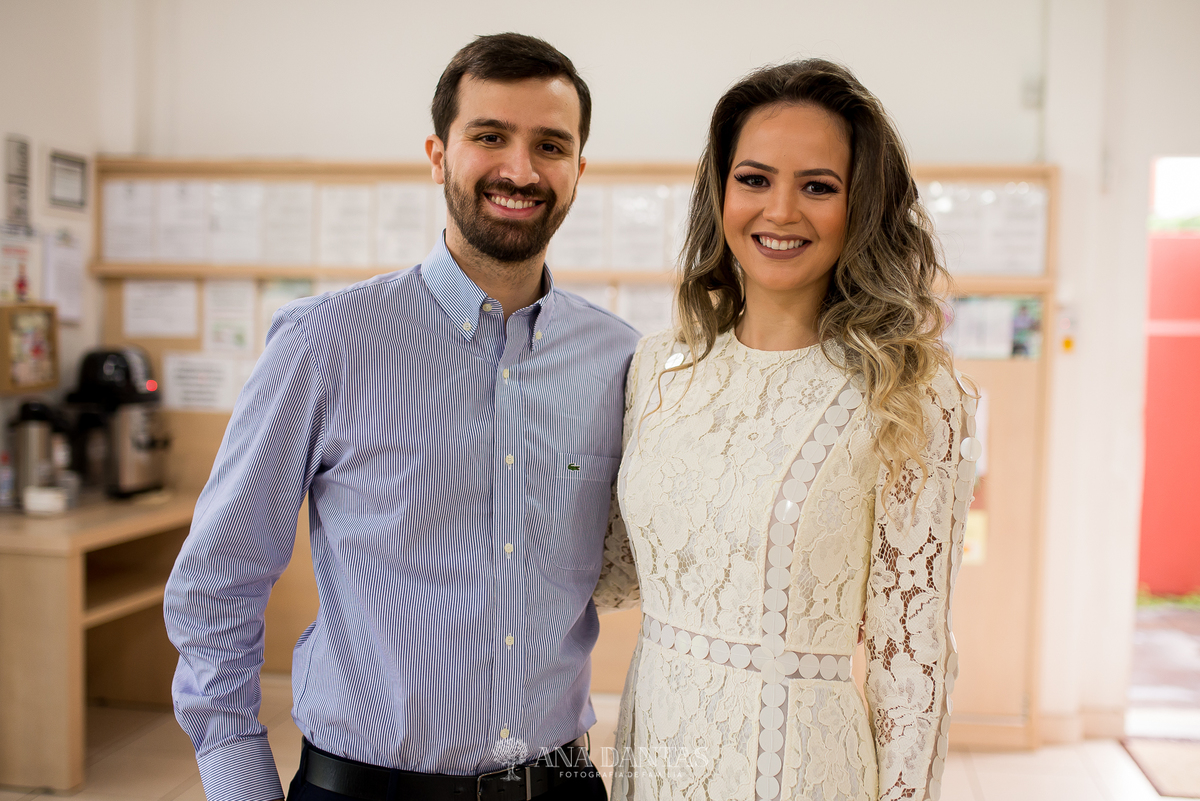 Noivos sorrindo no dia de seu casamento 