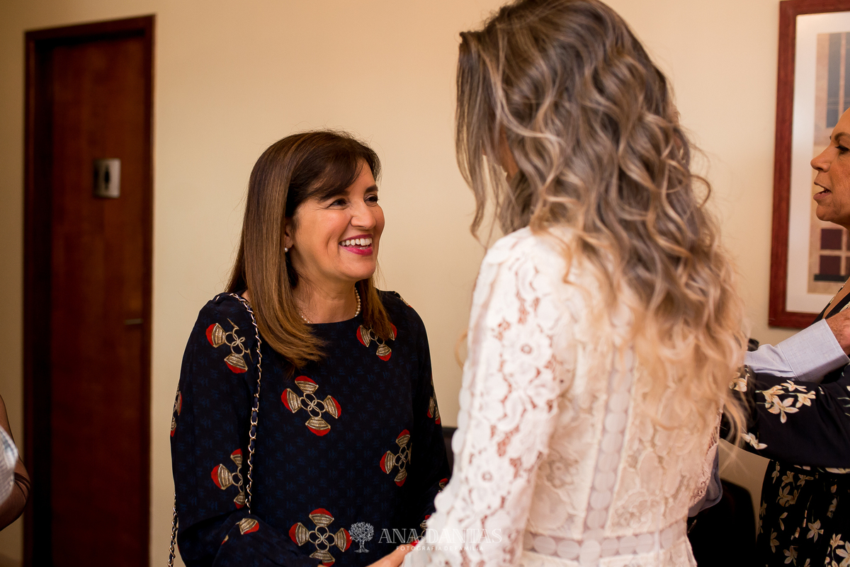 Noiva recebendo carinho da convidada 