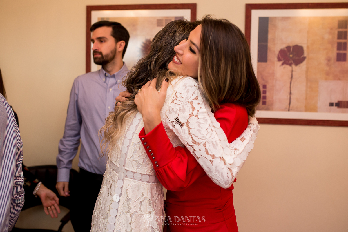 Noiva recebendo carinho de amiga no dia do casamento 