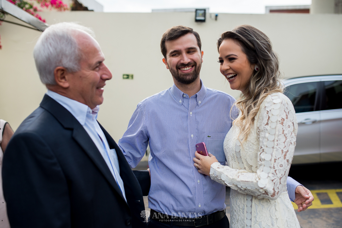 Noiva sorrindo com seu marido 