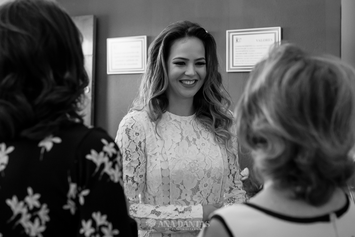 Mulher sorrindo no dia do seu casamento 