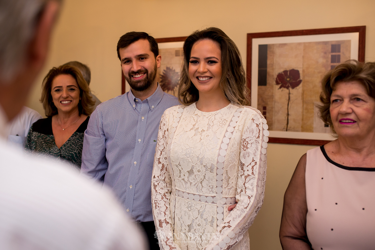 Noivos se casando felizes 