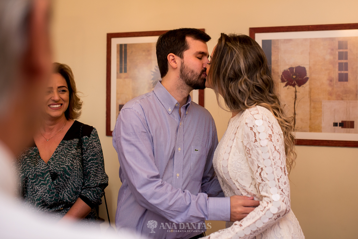 Beijo dos noivos recem casados 