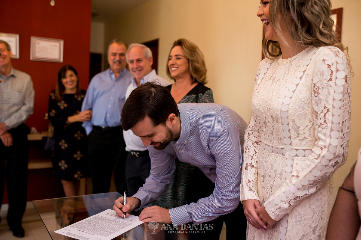 Homem assinando seu casamento 