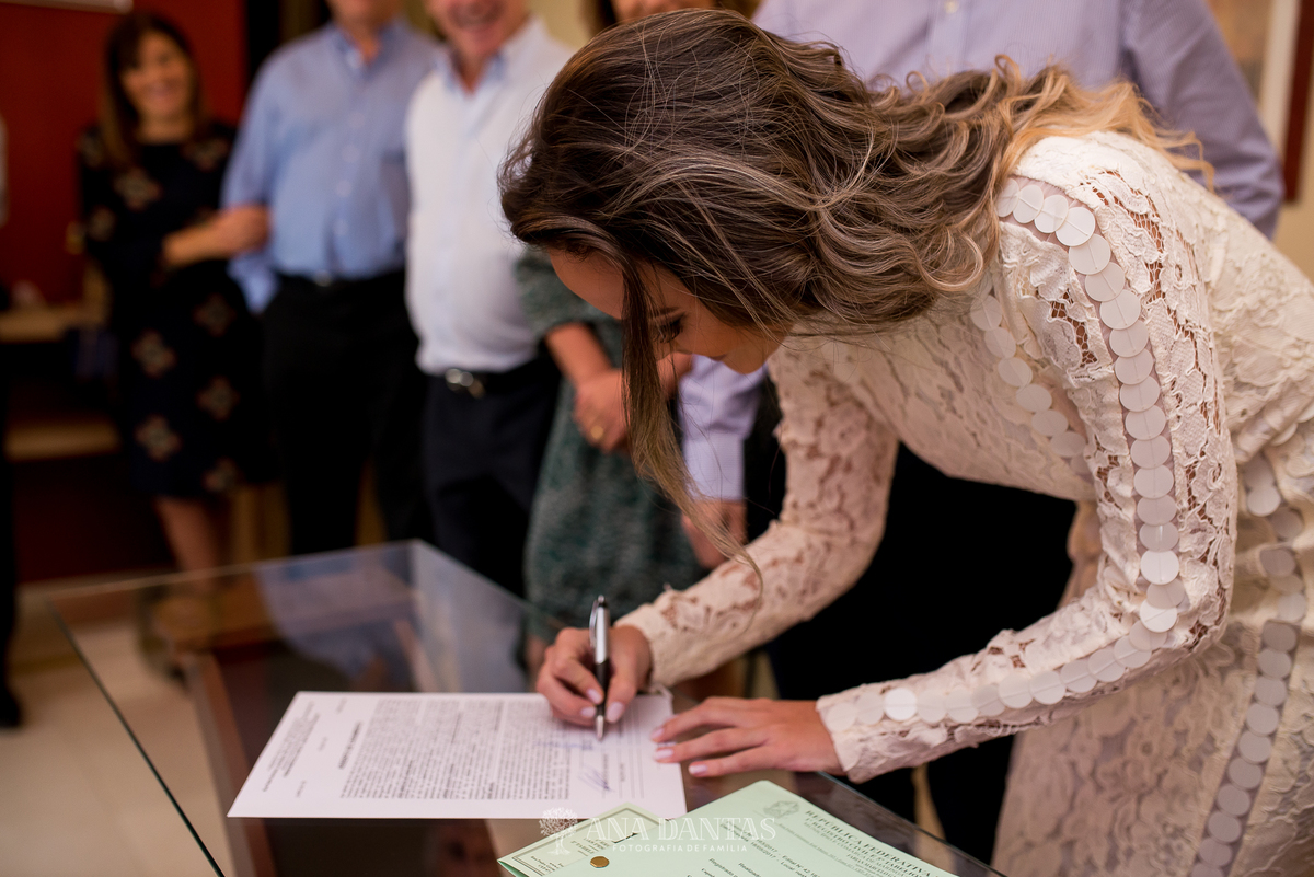 Mulher assinando seu casamento 