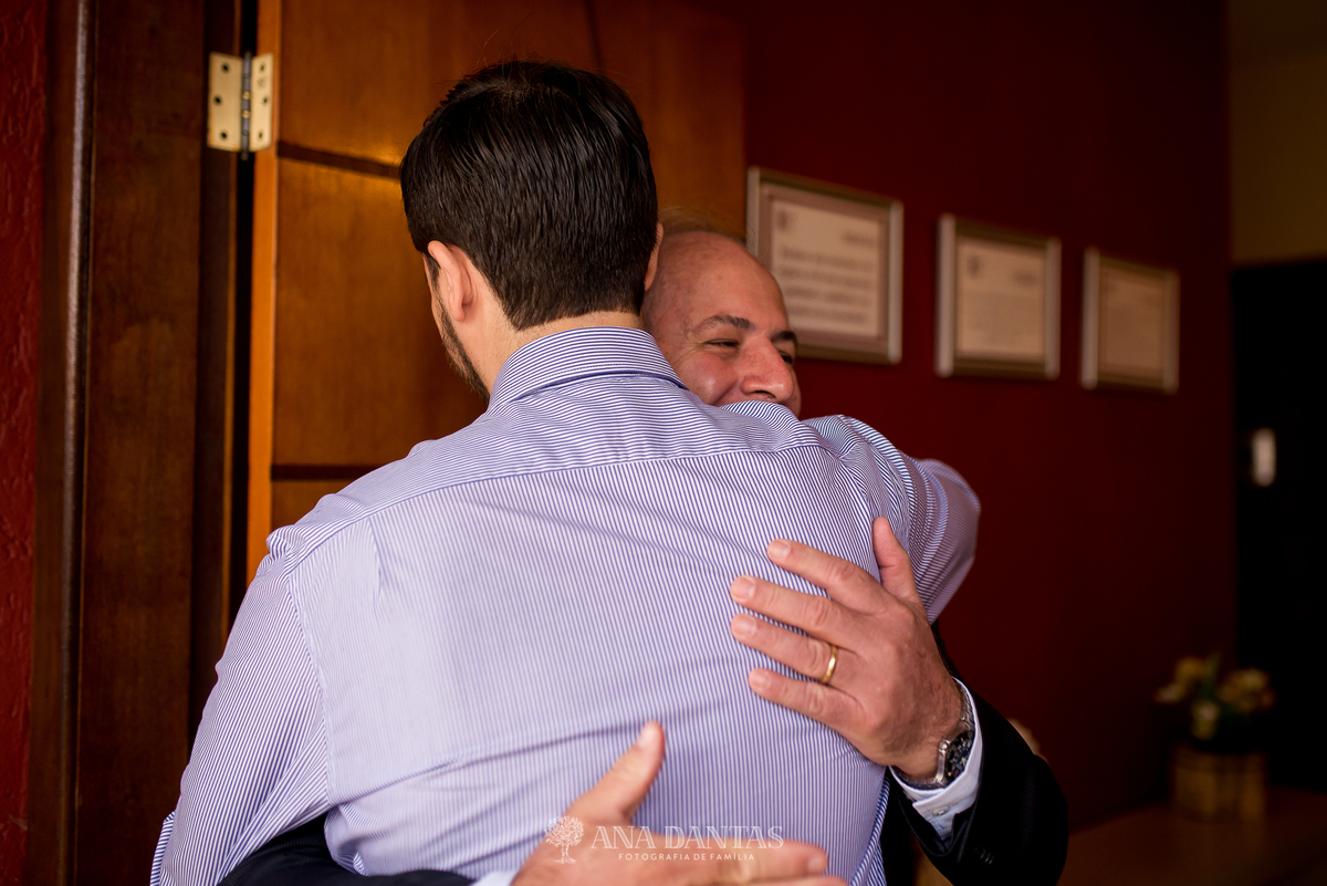 Abraço ao noivo do casamento 