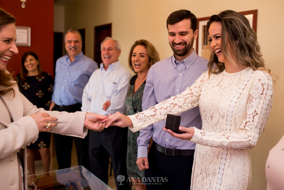 Noiva emocionada com convidados 