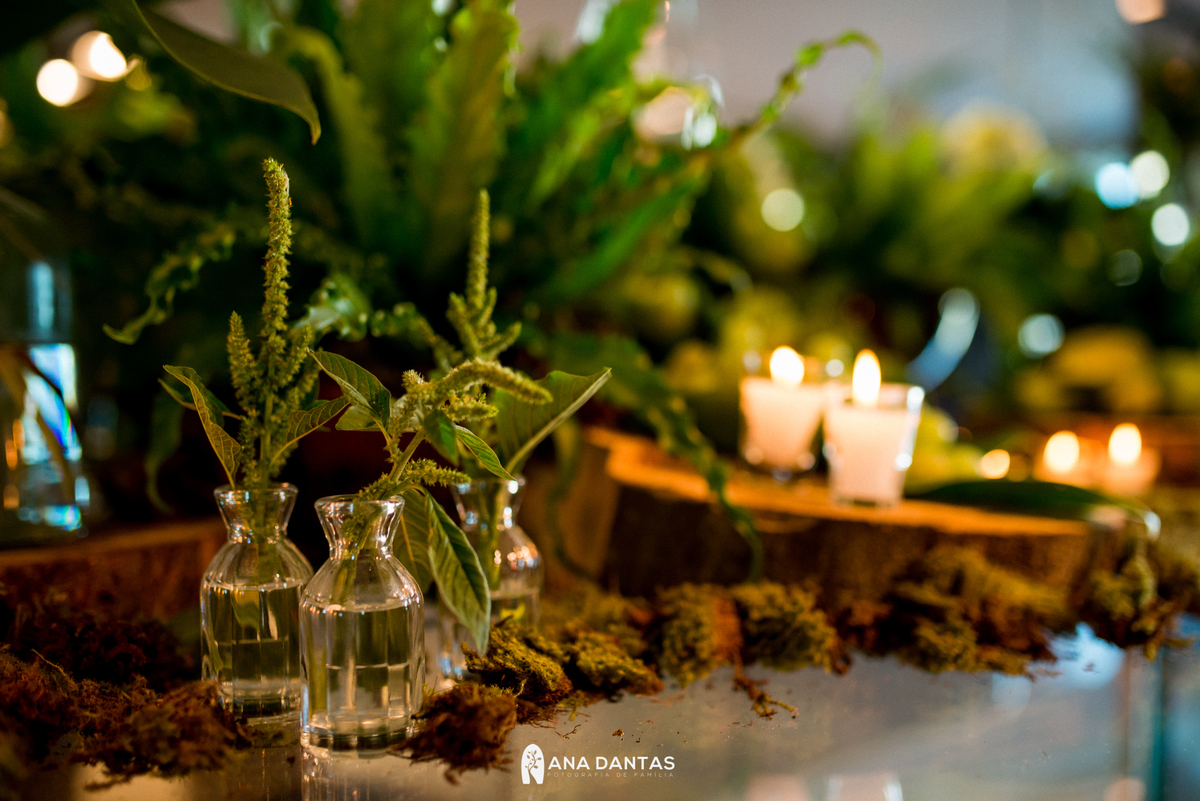 Mesa com decoração verde e velinhas 