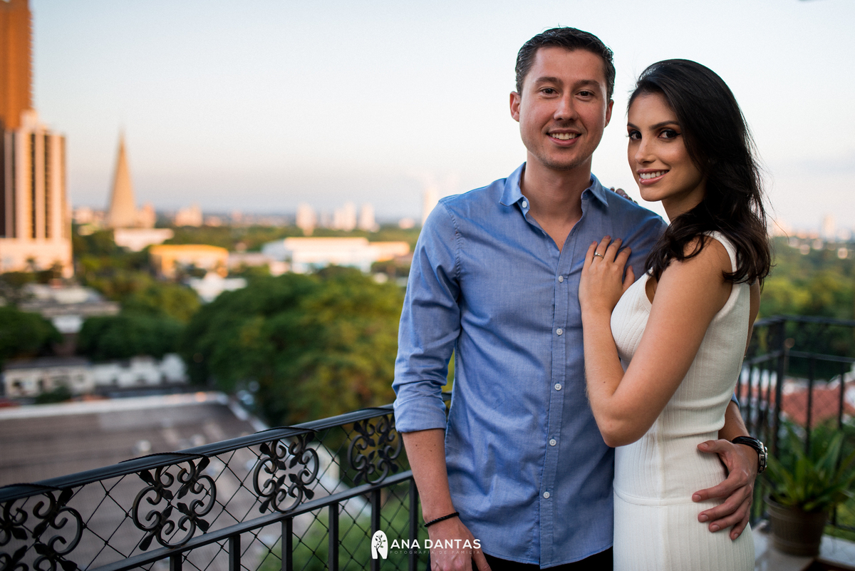 Casal em paisagem alta abraçados 