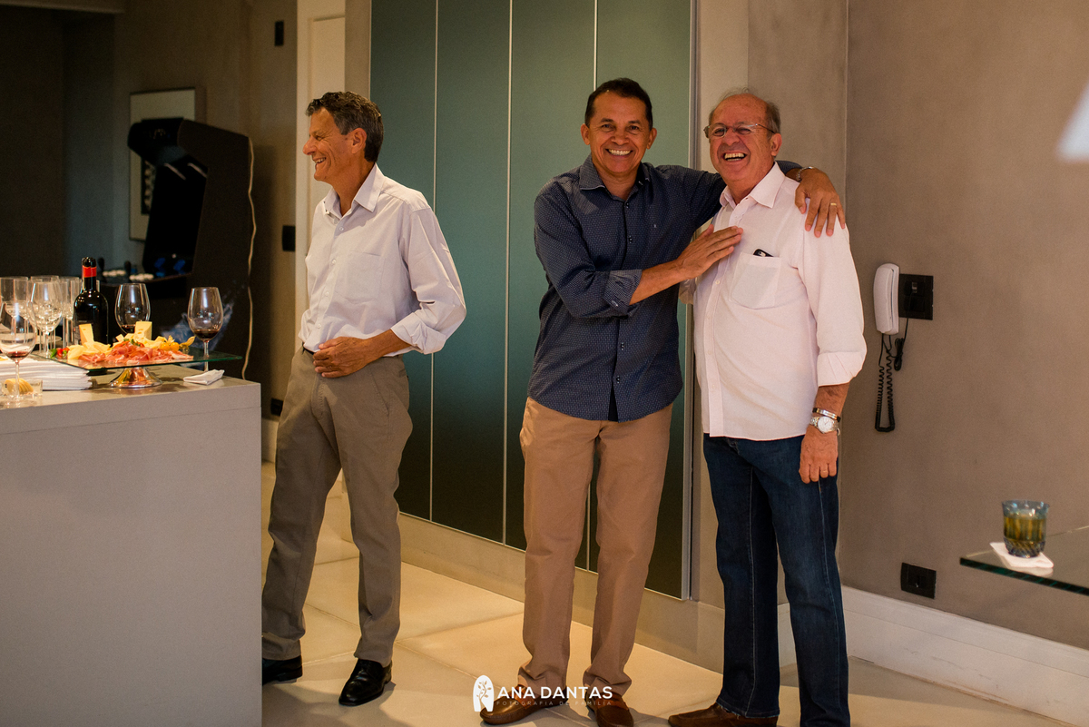 Noivo comemorando feliz com sua familia 